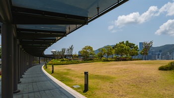 有蓋步行徑能遮風擋雨，讓訪客無論任何天氣都可以在公園漫步遊覽。走廊的線條亦劃分了園林的空間，使各個空間及佈局更脈絡分明。